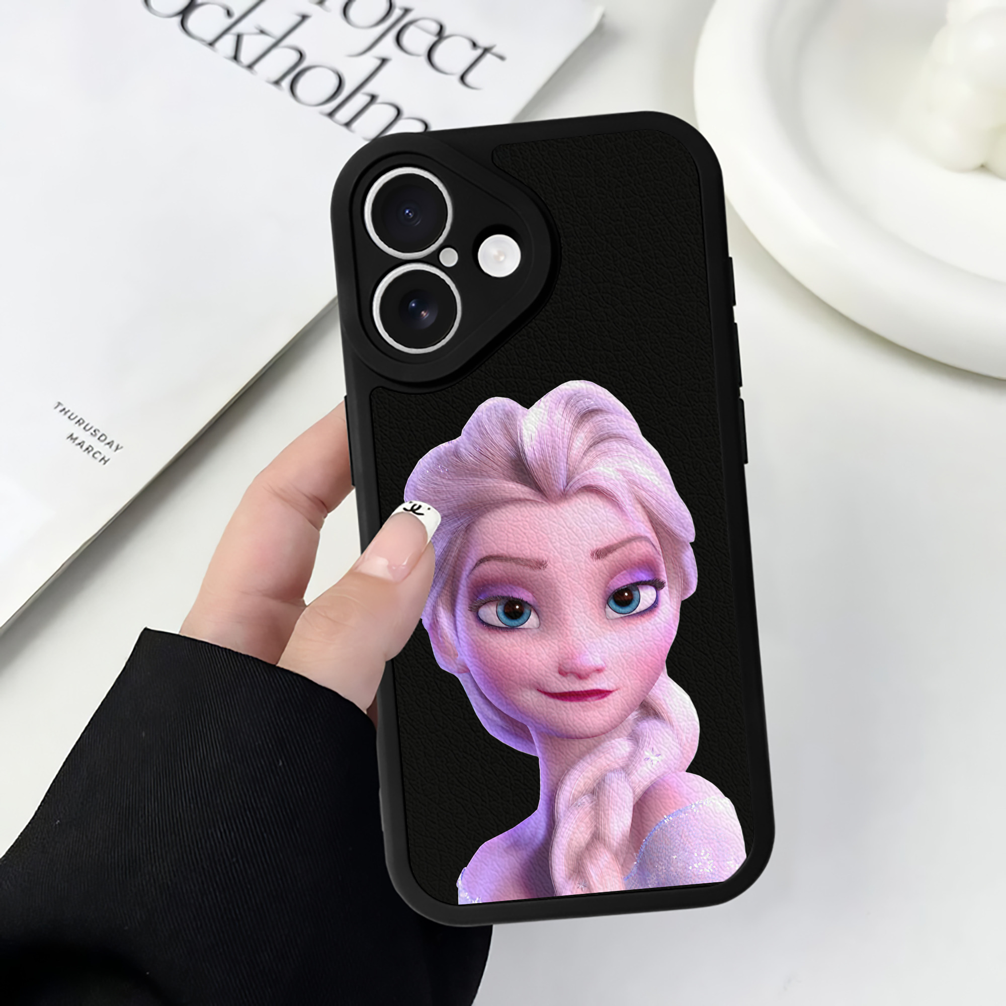 （画像用） アナと雪の女王 アンナ エルサ Frozen Anna Elsa 【iPhone 16シリーズ対応】シリコンスマホケース（レザー調） 材質：シリコン